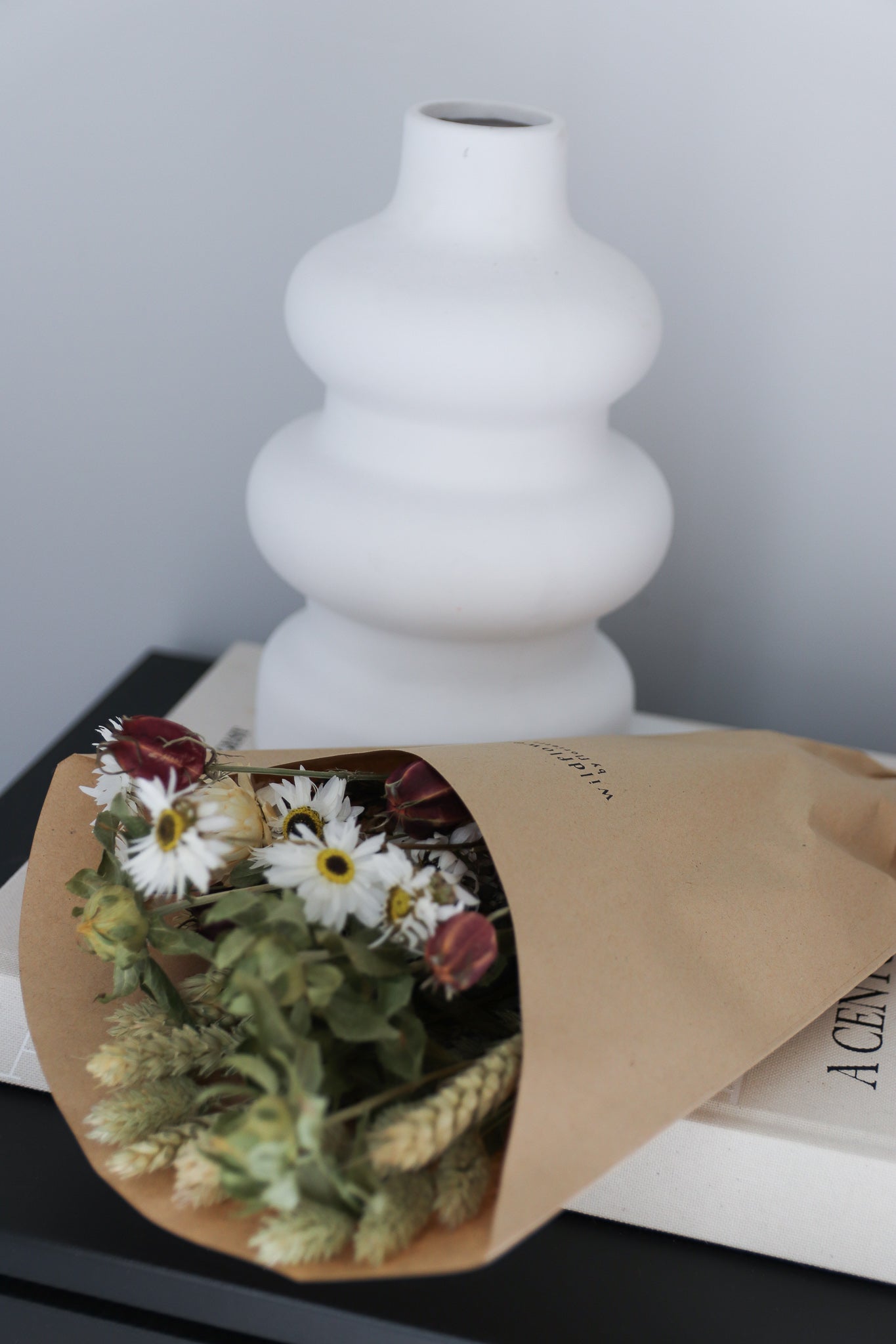 Vase blanc en céramique, vague